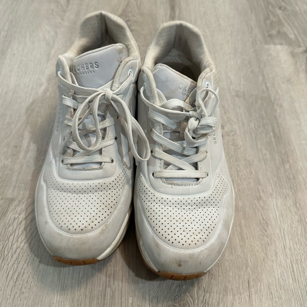 White sketchers